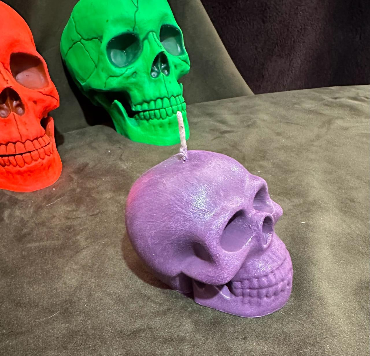 Vela aromática que brilla en la obscuridad color morado