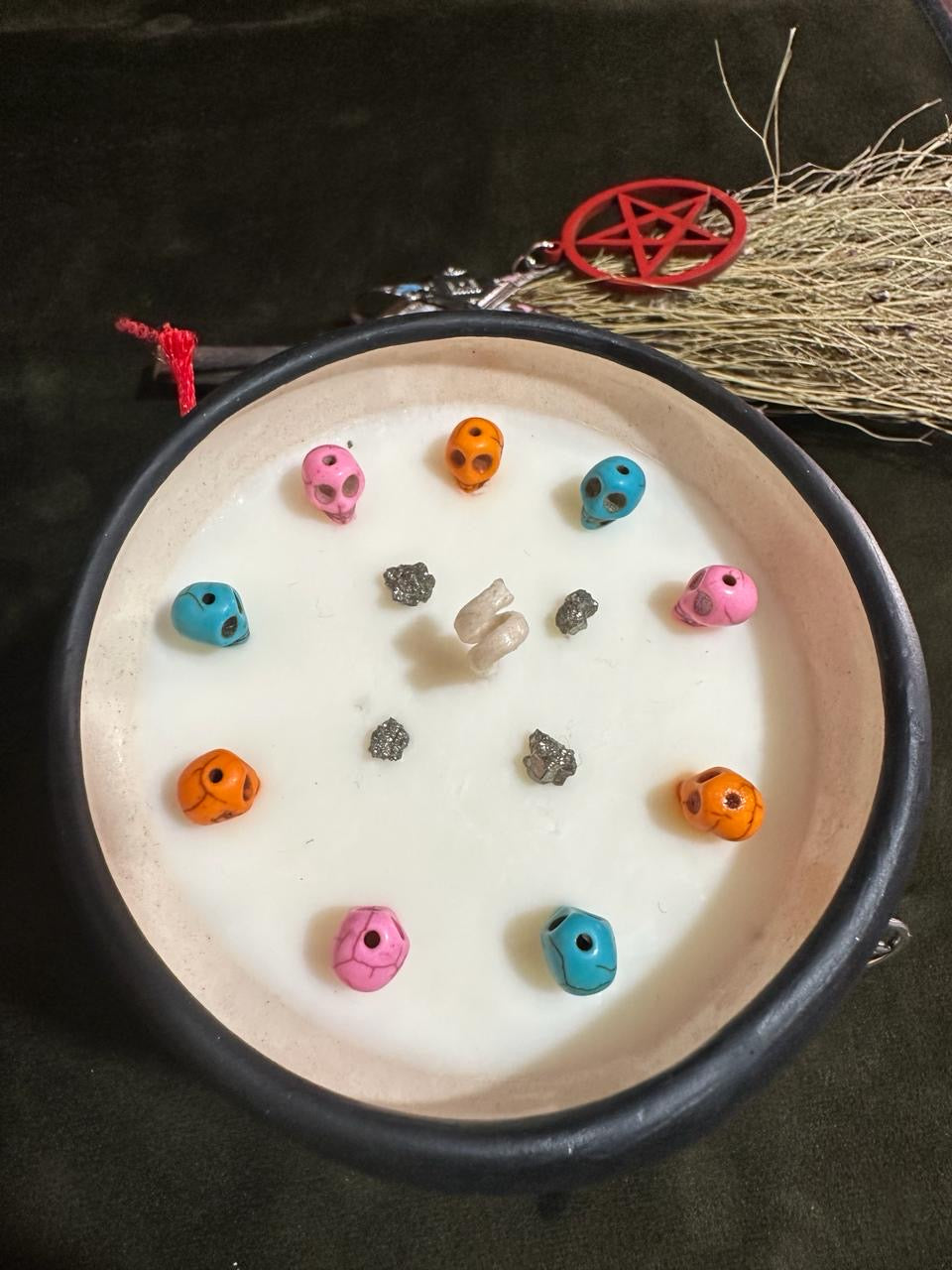 Caldero misterio: Decorada con calaveras 💀 de turquesina