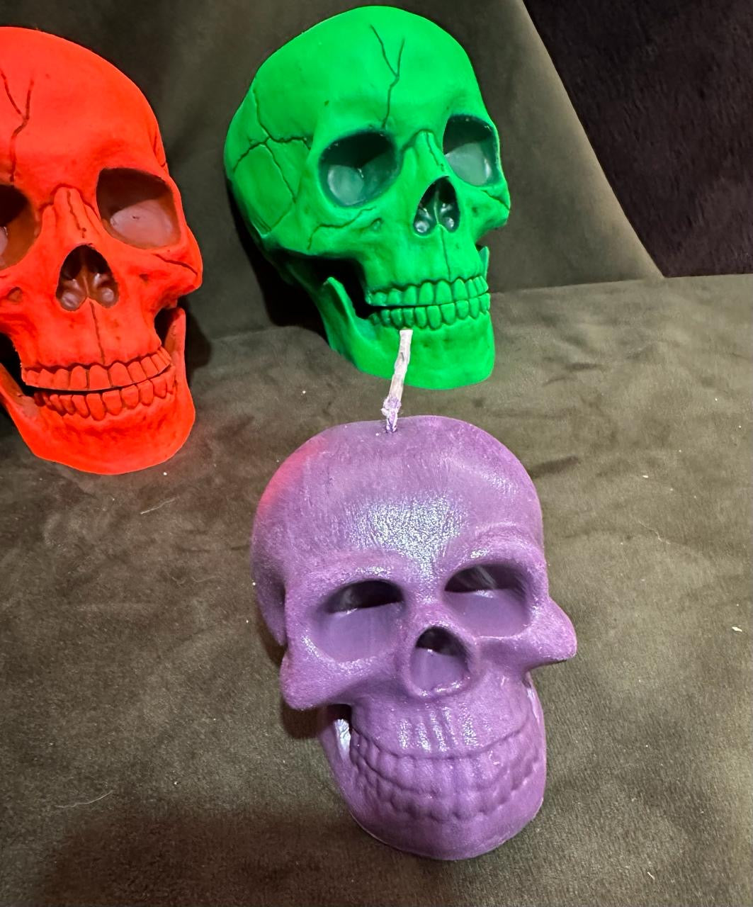 Vela aromática que brilla en la obscuridad color morado