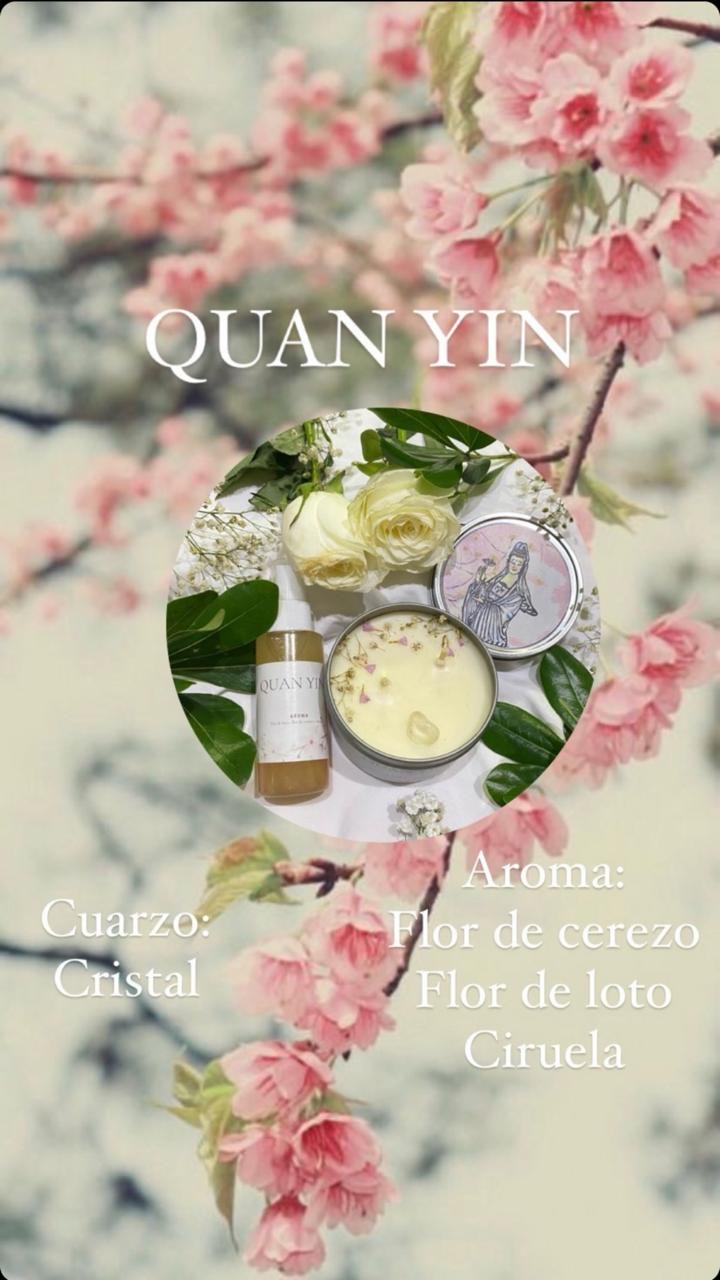 Vela Quan Yin de aroma de flor de cerezo, flor de loto y ciruela, acompañada de un cuarzo cristal